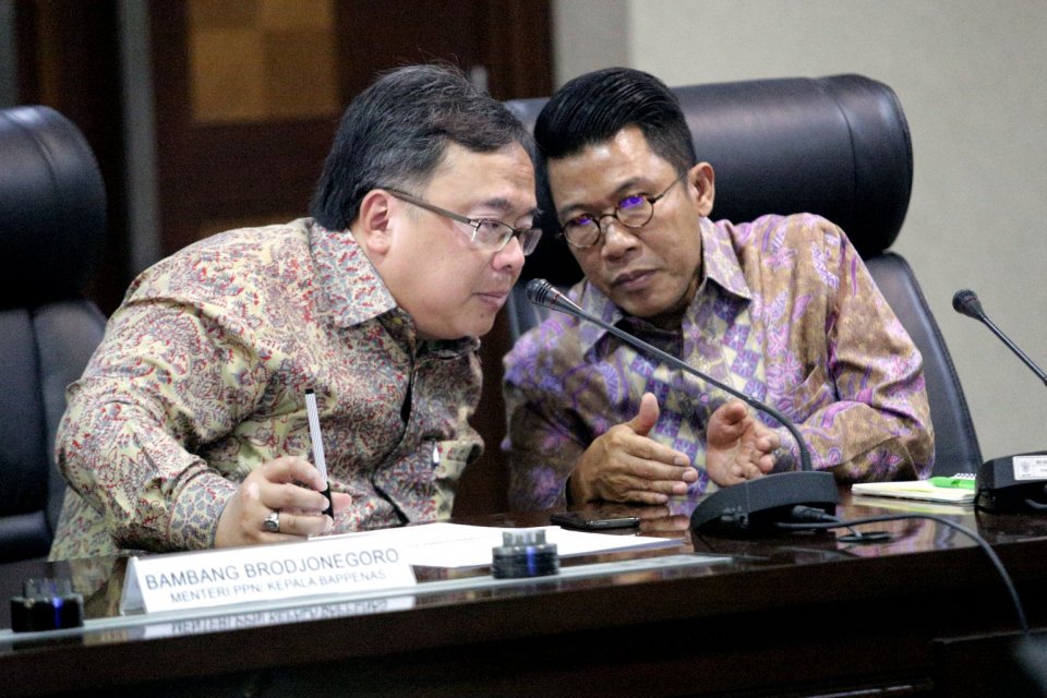 Bambang Brodjonegoro, Menneg PPN -Ka Bappenas dan Muh. Misbakhun, Anggota DPRRI Komisi XI dalam diskusi mengenai membangun ibukota barudi Kantor Staf Presiden, Gedung Bina Graha, Jakarta Pusat (13/5).