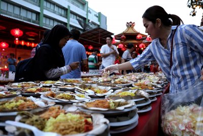 Warga Tionghoa Sajikan Buka Puasa Gratis