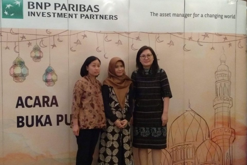 Director Head of Marketing Sales BNP Paribas IP Maya Kamdani, Perencana Keuangan NFC Reni K Ashuri, dan Presiden Direktur BNP Paribas IP Vivian Secakusuma dalam acara Buka Puasa, di Jakarta, Selasa (14/5). Reni menyarankan agar minimal 20% dari dana THR 