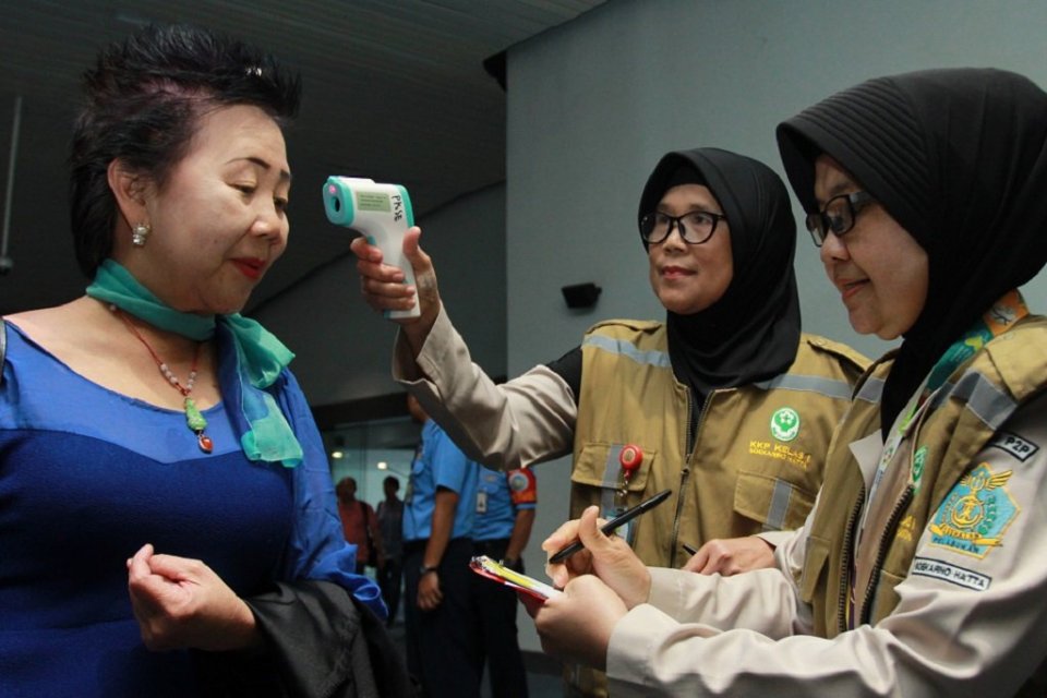 Petugas Kesehatan Karantina Bandara Soekarno Hatta melakukan pemeriksaan acak suhu badan penumpang yang baru mendarat di Terminal 3 Bandara Soekarno Hatta, Tangerang, Banten, Selasa (14/5/2019). Pemeriksaan acak dilakukan untuk mewaspadai adanya penumpang
