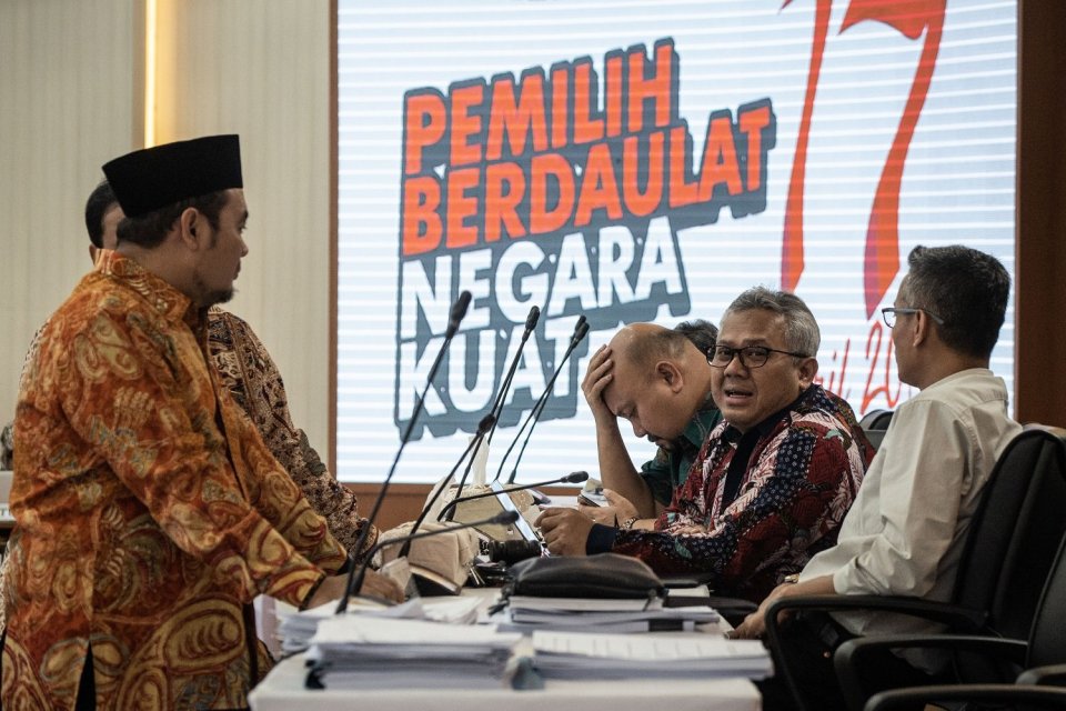 Ketua KPU Arief Budiman dan para komisioner berbincang dengan anggota Bawaslu Mochammad Afifuddin di sela Rapat Pleno Rekapitulasi Hasil Penghitungan dan Perolehan Suara Tingkat Nasional Dalam Negeri dan Penetapan Hasil Pemilu 2019 di kantor KPU, Jakarta,