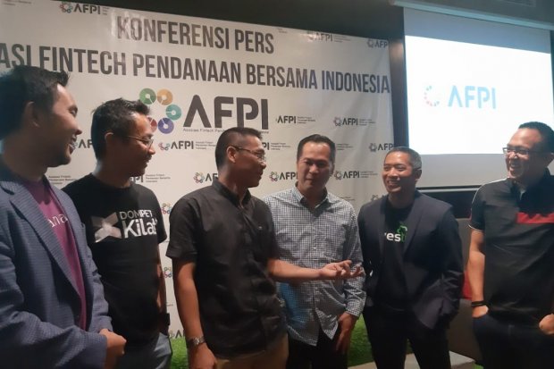 Asosiasi fintech pendanaan indonesia (AFPI) bersama keempat anggotanya yang baru memperoleh izin usaha dari Otoritas Jasa Keuangan (OJK) usai konferensi pers di kantornya, Jakarta, Kamis (16/5). AFPI telah mengajukan relaksasi kepada OJK untuk menanggulan