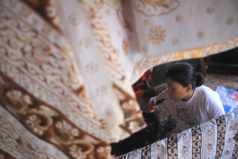Perajin menyelesaikan pesanan batik tulis di Paoman, Indramayu, Jawa Barat, Minggu (19/5/2019). Perajin mengaku pesanan batik untuk bahan busana Lebaran meningkat hingga 70 persen dibanding bulan biasanya.
