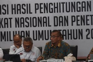 Anggota KPU Hasyim Asyari (kanan) bersama Ketua KPU Arief Budiman (kiri) memimpin rekapitulasi tingkat nasional di Kantor KPU, Jakarta, Senin (20/5/20