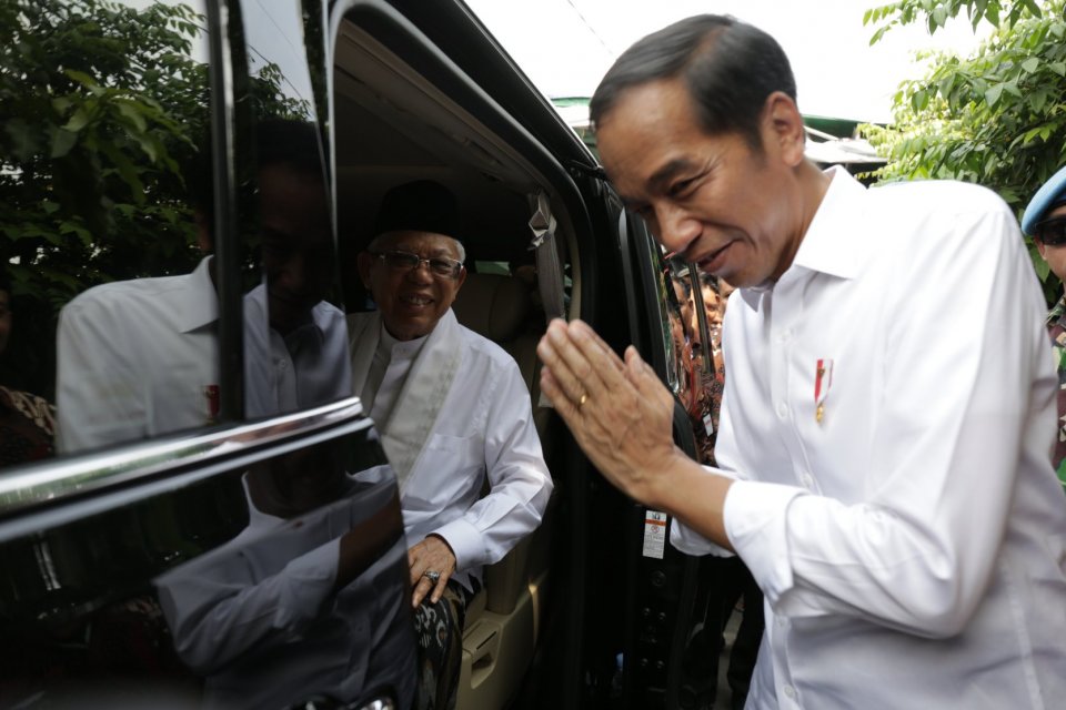 Pasangan terpilih Jokowi-Ma'ruf berada di Kampung Deret usai memberikan pidato keemangan, Tanah Tinggi, Kecamatan Johar Baru, Jakarta Pusat (21/5).