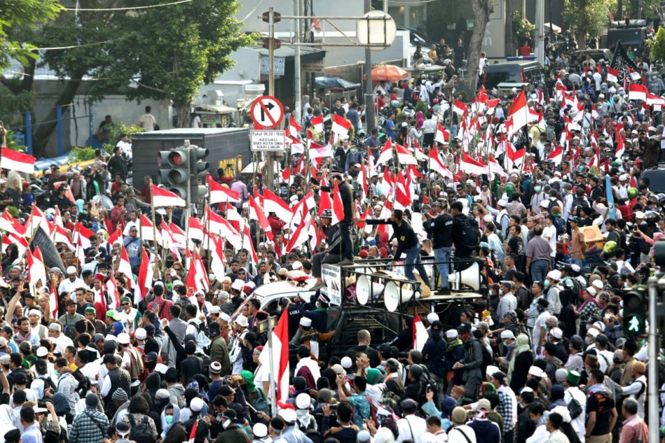 Sejumlah masa yang tergabung dalam Gerakan Kedaulatan Rakyat melakukan aksi di depan Kantor Bawaslu RI, Jakarta Pusat (21/5). Aksi ini merupakan penolakan terhadap hasil rekap pemilu 2019.