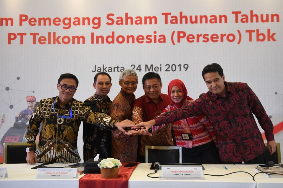 Dirut PT Telkom Indonesia (Persero) Tbk Ririek Adriansyah (ketiga kanan) berpose bersama jajaran direksi (dari kiri) Direktur Digital Bussines Faizal R Djoemadi, Direktur Strategic Portfolio Achmad Sugiarto, Direktur Network dan IT Service Zulhelfi Abidin