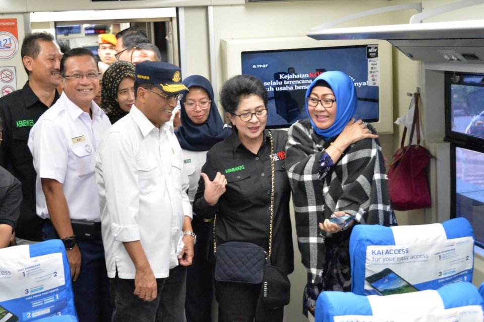 Menhub Budi Karya Sumadi dan Menteri Kesehatan Nila Moeloek saat meninjau kesiapan layanan kereta api untuk mudik lebaran 2019.