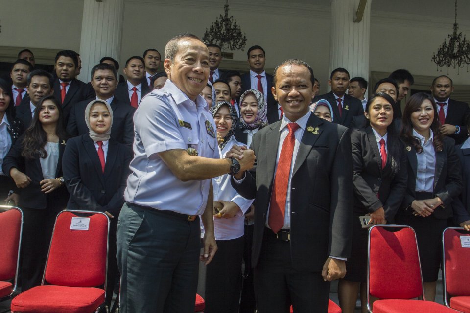 Gubernur Lemhanas Letjen TNI (Purn) Agus Widjojo (kiri) berjabat tangan dengan Ketua Umum BPP HIPMI Bahlil Lahadalia (kanan) usai pembukaan Diklatnas Lemhanas BPP HIPMI di Gedung Lemhanas, Jakarta, Senin (8/10).