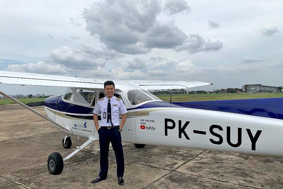 Pilot sekaligus Youtuber Vincent Raditya bersama pesawat Single Engine miliknya.