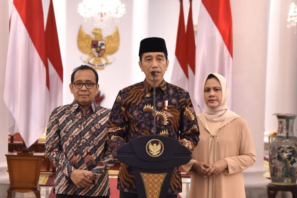 Presiden Joko Widodo, didampingi Ibu Negara Iriana Joko Widodo dan Menteri Sekretariat Negara Pratikno, menyampaikan pidato duka cita atas meninggalnya Ani Yudhoyono, Istri Presiden RI ke-6 Susilo Bambang Yudhoyono.