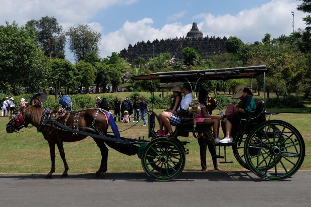 Wisatawan berkeliling candi Borobudur dengan menumpang Andong wisata di komplek Taman Wisata Candi (TWC) Borobudur, MAgelang, Jawa Tengah, Sabtu (8/6/2019). Pihak TWC Borobudur menyebut data pengunjung selama masa ramai lebaran 2019 ini sebanyak 388.327 p