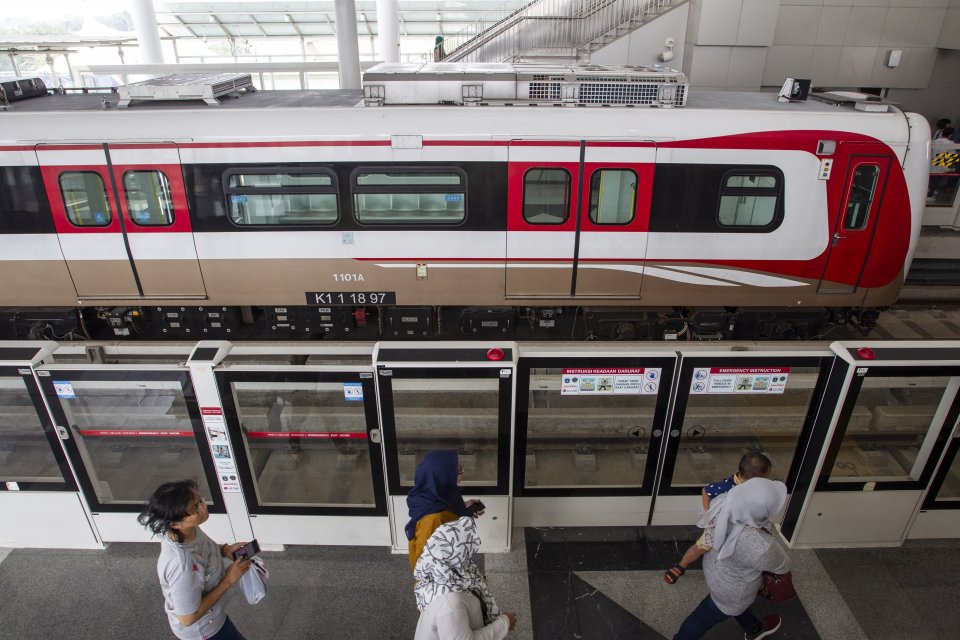 Masyarakat bersiap mencoba kereta Light Rail Transit (LRT) saat uji publik di Stasiun Boulevard Utara, Kelapa Gading, Jakarta, Selasa (11/6/2019).