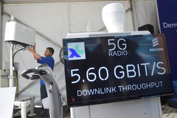 Teknisi melakukan pengesetan jaringan 5G sebelum berlangsungnya ujicoba jaringan di Jakarta, Rabu (12/4). Ujicoba 5G outdoor yang dilakukan XL Axiata dan Ericsson Indonesia itu menjadi yang pertama di Indonesia guna mempersiapkan implementasi teknologi te
