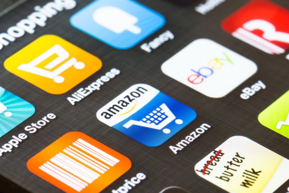 Aplikasi belanja populer Amazon, ditampilkan di layar ponsel 