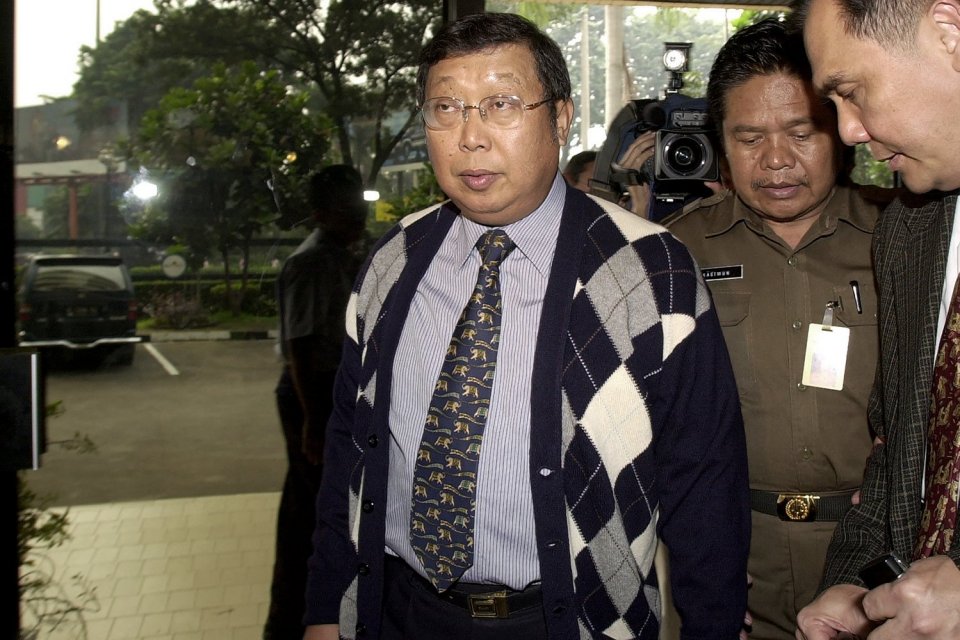 Sjamsul Nursalim tersangka kasus BLBI datang ke gedung Bundar Kejaksaan Agung untuk menjalani pemeriksaan, Jakarta, 9 April 2001.