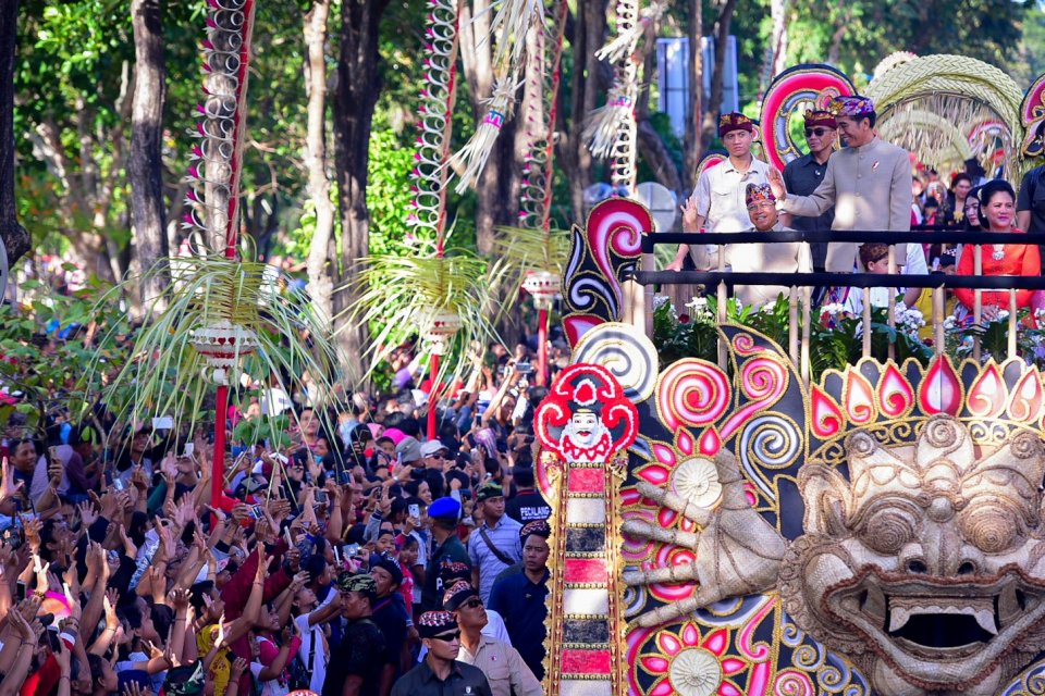 Presiden Joko Widodo mengikuti pawai budaya di Bali, Sabtu (15/6).