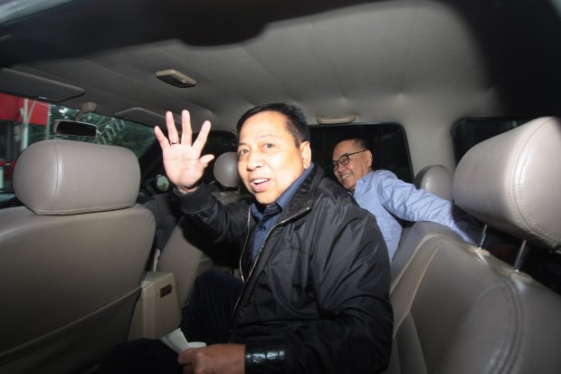 Terpidana kasus korupsi proyek KTP elektronik, Setya Novanto (tengah) berada dalam mobil tahanan usai menjalani pemeriksaan di gedung KPK, Jakarta, Selasa (14/5/2019). Setya Novanto menjalani pemeriksaan sebagai saksi untuk tersangka mantan Dirut PLN Sofy