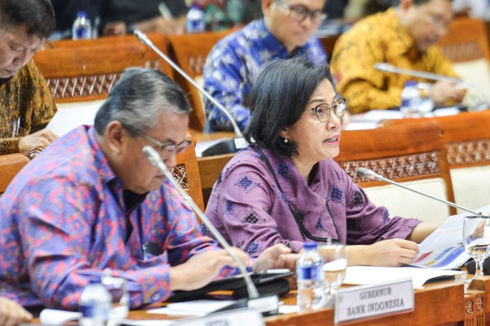 Menteri Keuangan Sri Mulyani (kanan) menyampaikan pendapat saat rapat kerja dengan Komisi XI DPR RI di gedung parlemen, Senayan, Jakarta, Senin (17/6/2019). Raker tersebut membahas pengambilan keputusan Asumsi Dasar RAPBN 2020. 