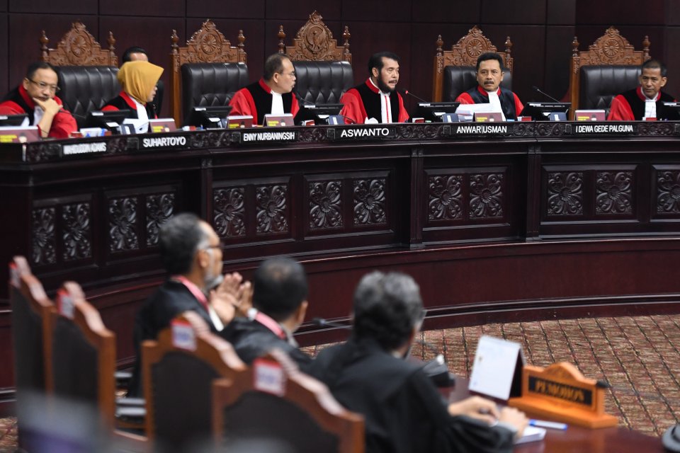 Ketua Mahkamah Konstitusi Anwar Usman (ketiga kanan) bersama hakim konstitusi lainnya memimpin sidang lanjutan Perselisihan Hasil Pemilihan Umum (PHPU) Pilpres 2019 di Gedung Mahkamah Konstitusi, Jakarta, Selasa (18/6/2019). Sidang tersebut beragendakan m
