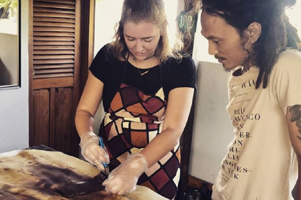 Workshop pembuatan kerajinan kulit oleh Kaula Leatherworks di Yogyakarta.