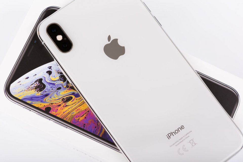 Apple iPhone Xs Max Silver dengan latar belakang putih, tampilan belakang.