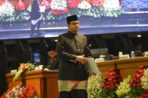 Gubernur DKI Jakarta Anies Baswedan berjalan menuju mimbar sebelum menyampaikan pidato dihadapan tamu undangan rapat Paripurna Istimewa di ruang Rapat