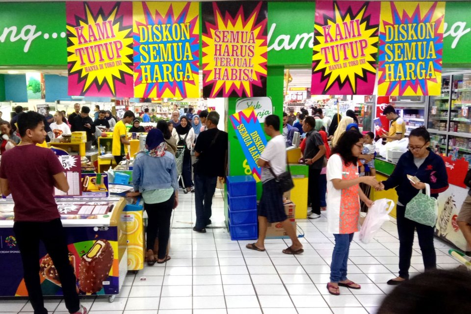 Konsumen berbelanja di Supermarket Giant Ekspres, Mampang Prapatan, Jakarta, Minggu (23/6/2019). Giant berencana menutup enam gerai di wilayah Jabodetabek yang akan dilakukan pada 28 Juli 2019.