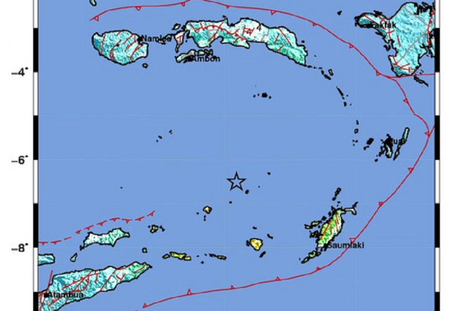 Pusat gempa berlokasi di laut pada jarak 289 kilometer arah barat laut Kota Saumlaki, Kabupaten Maluku Tenggara Barat, Provinsi Maluku.