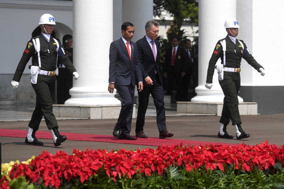 Presiden Joko Widodo (kedua kiri) berjalan bersama Presiden Argentina Mauricio Macri (kedua kanan) di Istana Bogor, Rabu (26/6/2019). Presiden Joko Widodo dan Presiden Mauricio Macri dijadwalkan melangsungkan pertemuan empat mata, pertemuan bilateral sert