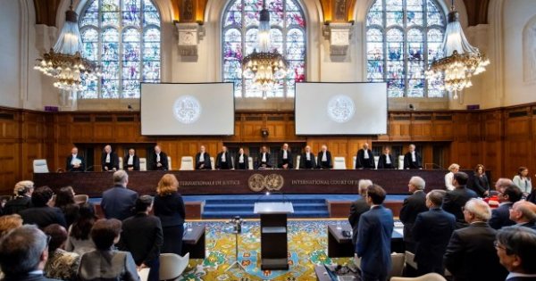 Apakah perbedaan arbitrase internasional dengan mahkamah internasional
