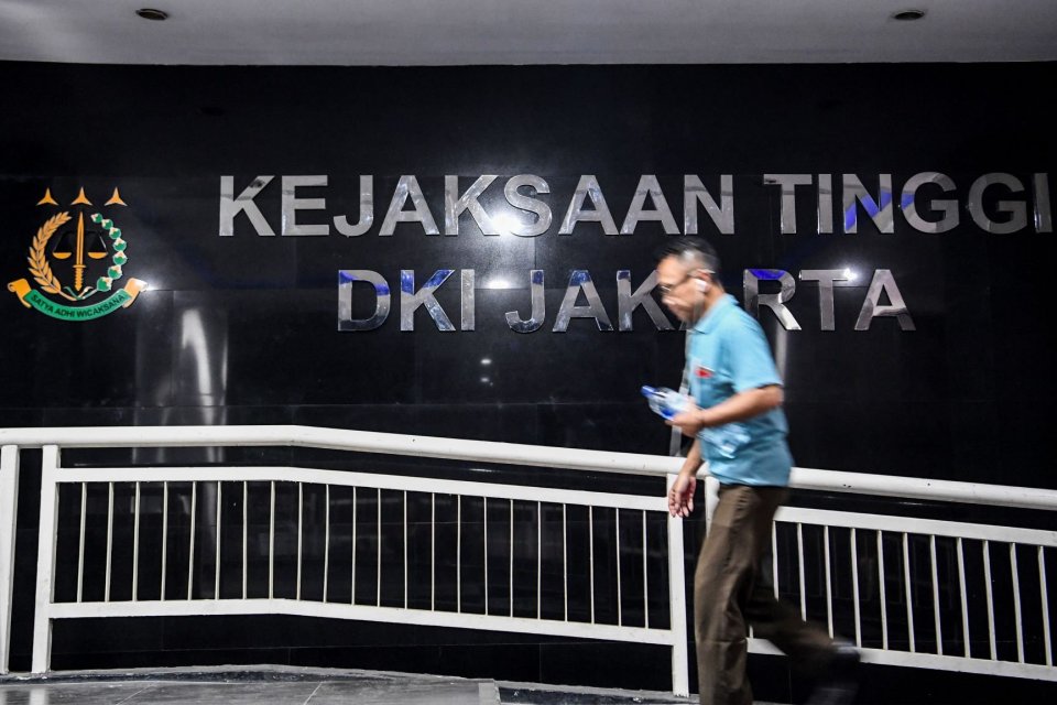 Pegawai melintas di area kantor Kejaksaan Tinggi DKI Jakarta, Jakarta, Jumat (28/6/2019). KPK menangkap dua jaksa Kejati DKI Jakarta dalam operasi tangkap tangan pada proses penyelidikan tindak pidana korupsi terkait suap penanganan perkara pidana di Keja