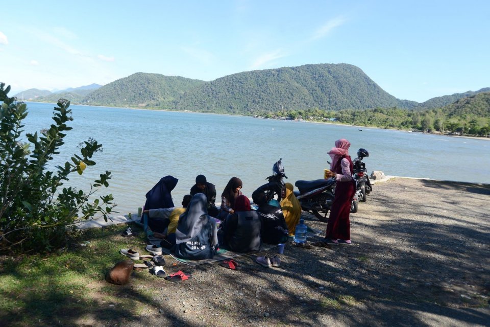 Pengunjung menikmati keindahan panorama bahari dengan latar pegunungan di lokasi wisata Pantai Ujung pancu, Kecamatan Peukan Bada, Kabupaten Aceh Besar, Aceh, Jumat (28/6/2019). Kementerian Pariwisata menargetkan sumbangan devisa dari sektor pariwisata ta