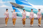 Pramugari Garuda Indonesia kenakan seragam rancangan designer dalam negeri Anne Avantie.