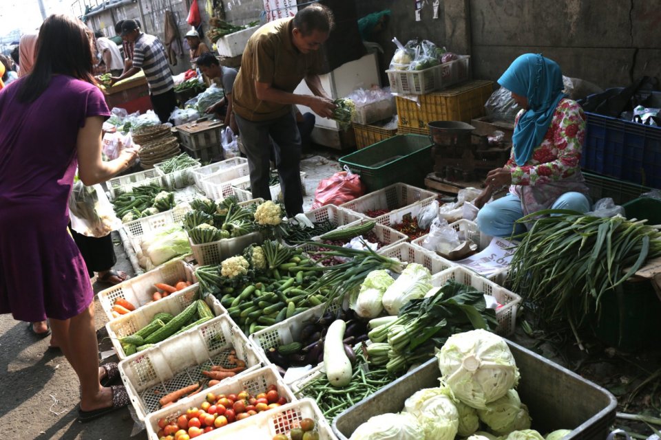 Suasana jual beli pasar di Pasar Duri, Jakarta Utara. Inflasi bulan Juli 2019 diprediksi sebesar 0,27% salah satunya didorong oleh kenaikan harga bahan pangan, terutama harga cabai rawit.