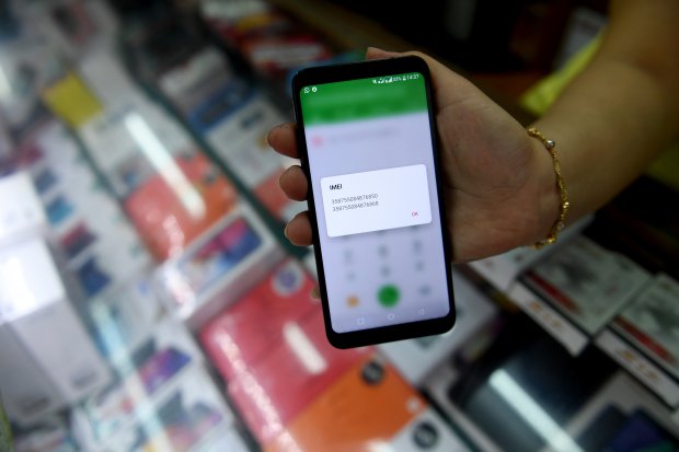 Pedagang memeriksa nomor identitas ponsel (IMEI) dagangannya di Jakarta, Jumat (5/7/2019). Pemerintah akan mengeluarkan regulasi untuk memblokir ponsel selundupan atau \"black market\" melalui validasi database nomor indentitas ponsel (IMEI) pada Agus