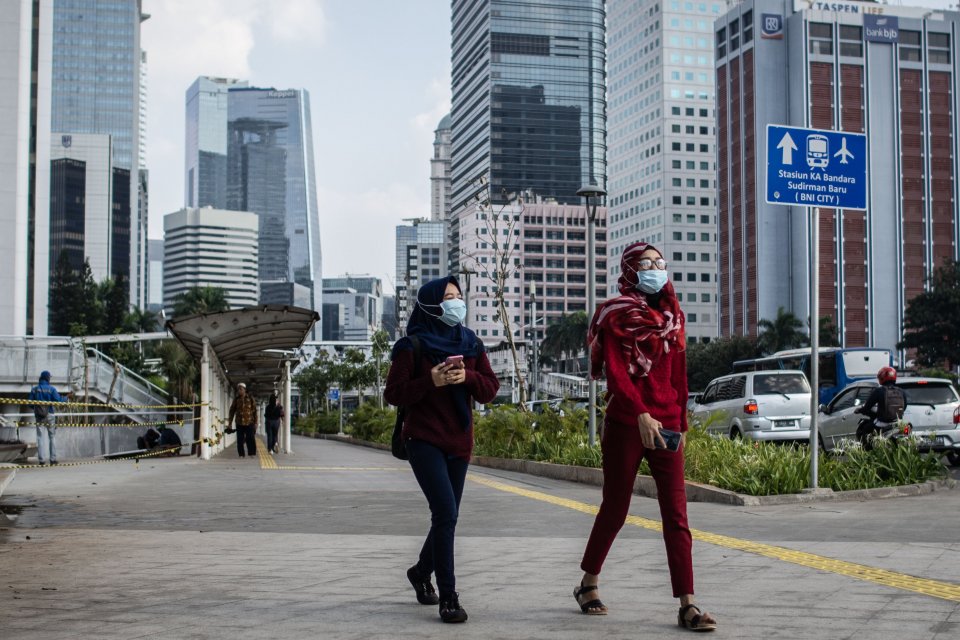 Warga berjalan dengan menggunakan masker di jalur pedestrian Jalan Jenderal Sudirman, Jakarta, Kamis (11/7/2019). Menteri Lingkungan Hidup dan Kehutanan Siti Nurbaya Bakar mengklaim bahwa kualitas udara Jakarta masih dalam kategori bagus atau sehat yang b