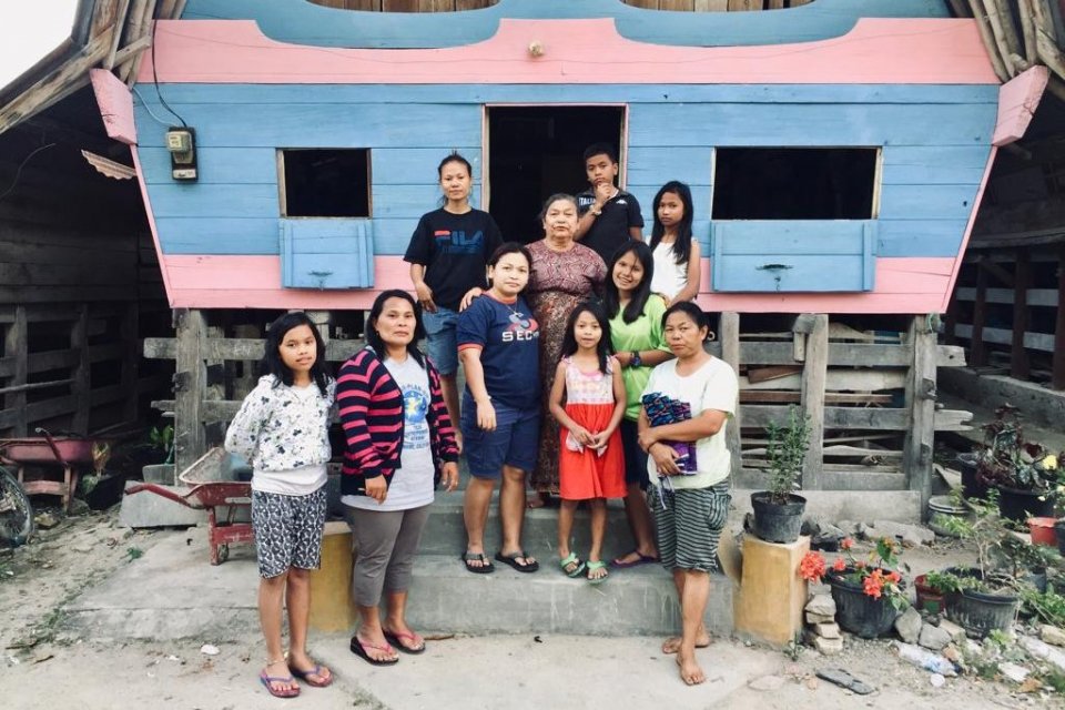 Keluarga Rimhot Simarmata, penenun ulos di Desa Lumban Suhi-Suhi Toruan yang berada di Pulau Samosir, Sumatera Utara, 24 Juni 2019.