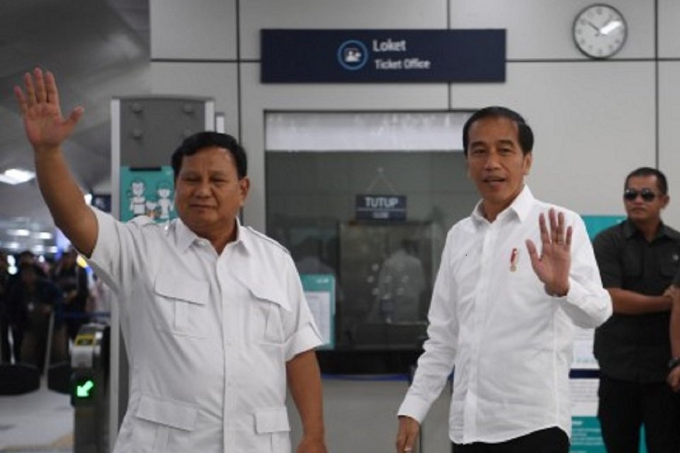 Presiden Joko Widodo (kedua kanan) dan Ketua Umum Partai Gerindra Prabowo Subianto (kiri) melambaikan tangannya saat tiba di Stasiun MRT Lebak Bulus, Jakarta, Sabtu (13/7/2019). Kedua kontestan dalam Pemilihan Umum Presiden dan Wakil Presiden tahun 2019 l
