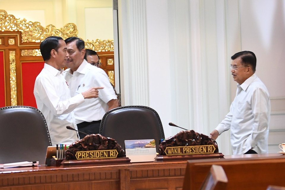 Presiden Joko Widodo (kiri) berbincang dengan Wakil Presiden Jusuf Kalla (kanan) dan Menko Maritim Luhut Binsar Panjaitan (tengah) sebelum memimpin rapat terbatas di Kantor Presiden Jakarta, Senin (15/7/2019). Ratas tersebut membahas pagu indikatif tahun 