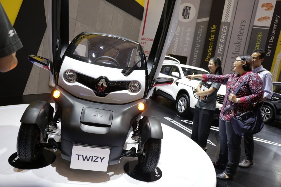 Penampakan Twizy di dalam ajang pameran Gaikindo Indonesia International Auto Show (GIIAS) 2019 di ICE BSD,  Tangerang,  Banten (18/7/2019). Renault Twizy ditetapkan menjadi mobil murah berbasis elektrik yang dibanderol Rp119 juta. Twizy memiliki kecepata