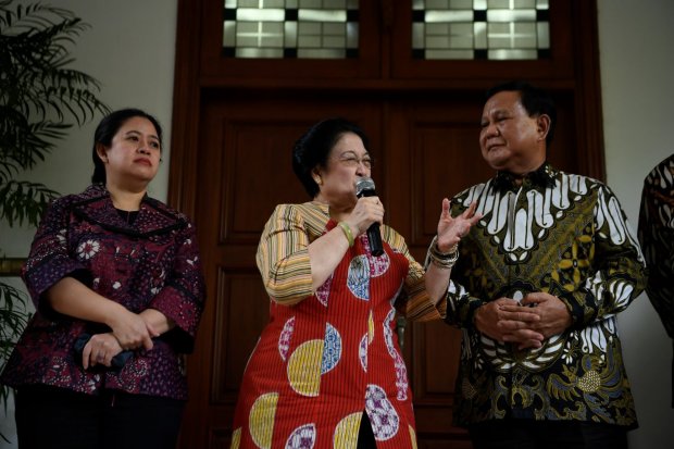Ketua Umum PDI Perjuangan Megawati Soekarnoputri (tengah) dan Ketua Umum Partai Gerindra Prabowo Subianto (kanan) disaksikan Politikus PDI Perjuangan yang juga Menko PMK Puan Maharani (kiri) menyampaikan keterangan pers usai pertemuan tertutup di Jakarta,