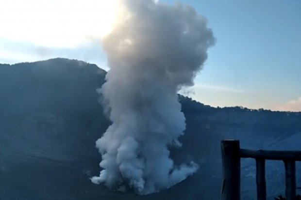 Potongan video erupsi freatik Gunung Tangkuban Perahu di Kabupaten Bandung, Jawa Barat, Jumat (26/7/2019). Gunung Tangkuban Perahu yang berada pada level normal mengalami erupsi dengan mengeluarkan kolom abu setinggi kurang lebih 200 meter di atas puncak.