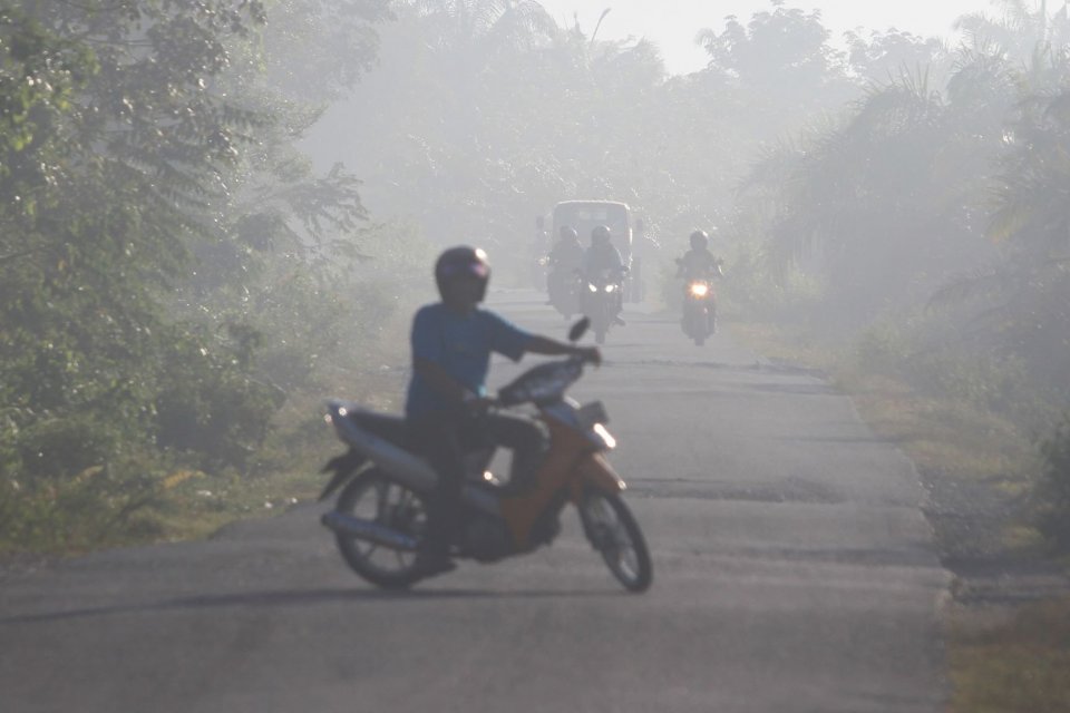 Sejumlah pengendara menembus kabut asap. Titik panas di Kalimantan meningkat