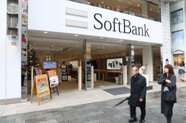 Pejalan kaki melintas di salah satu gedung Softbank di Jepang.