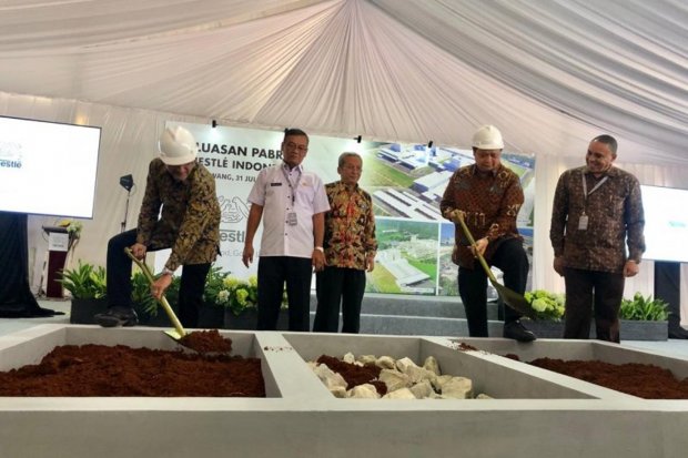 PT Nestle Indonesia memulai pembangunan pabrik baru di Batang, Jawa Tengah, kamis (20/5). Nilai investasinya mencapai US$ 220 juta atau setara Rp 3,16 triliun.