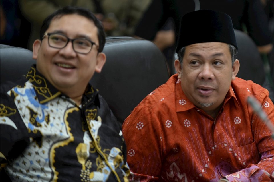 Pimpinan DPR Fadli Zon (kiri) dan Fahri Hamzah memimpin rapat konsultasi dengan pemerintah di Kompleks Parlemen, Senayan, Jakarta, Kamis (1/2/2019). Fahri Hamzah akan mendaftarkan Gerakan Arah Baru Indonesia (Garbi) menjadi partai politik pada akhir tahun