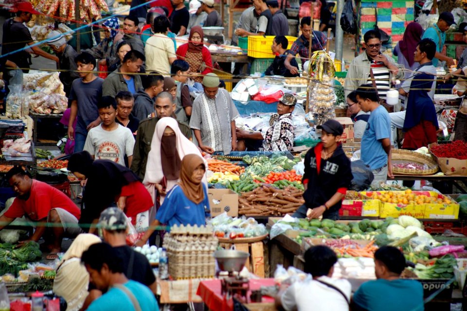 Aktivitas jual beli di Pasar Cibinong, Bogor, Jawa Barat, Kamis (1/8/2019). Badan Pusat Statistik (BPS) mencatat laju Inflasi Juli 2019 mencapai sebesar 0,31 persen dengan inflasi tahun kalender 2,36 persen dan inflasi tahun ke tahun mencapai 3,32 persen.