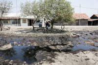 Limbah Minyak di Pantai Karawang