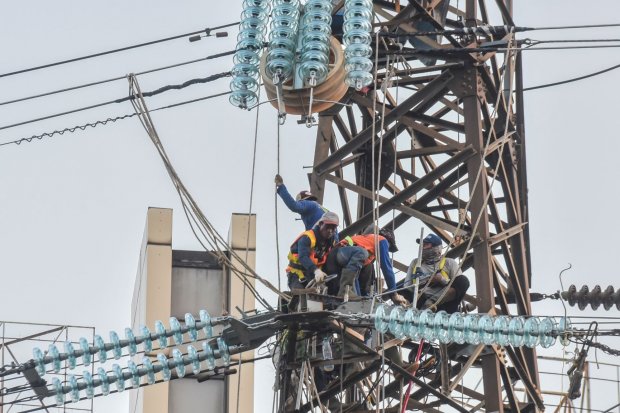 Pekerja melakukan perawatan jaringan listrik di Jakarta, Jumat (12/7/2019). Menteri Energi dan Sumber Daya Mineral Ignasius Jonan mengatakan tarif listrik pada 2019 tidak ada perubahan karena kurs rupiah sejauh ini jauh lebih kuat daripada yang diasumsika